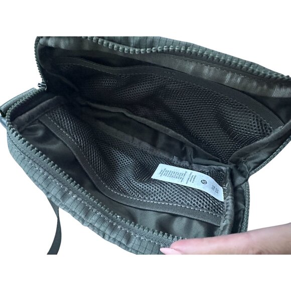 LULULEMON Deep Green Black Everywhere 1L Belt Bag NEW NWT - Picture 3 of 7